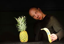 Matthias Jungermann vom Theater „Radieschenfieber“ erzählt auf ganz besondere Weise biblische Geschichten. Foto: Wolfram S. C. Heidenreich