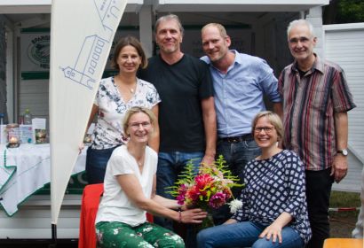 Rainer Henne (hinten rechts), hier mit (von links) Beate Meyer-Bothling, Martin Konstantin, Marcus Polaschegg, Petra Gerkens (vorne links) und Wiebke Schomaker beim Jubiläumsfest zum 250. Gemeindegeburtstag. Foto: Andrea Hesse