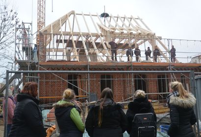 Auch Erzieherinnen der Krippengruppen, die im Sommer hier einziehen sollen, kamen zum Richtfest. Foto: Andrea Hesse