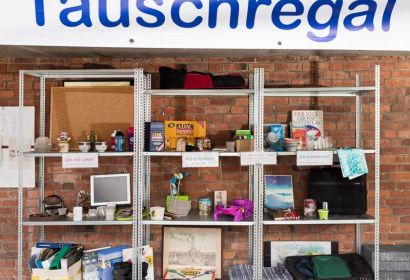 Das Tauschregal neben der Kirche in Wiesenau steht allen Anwohner*innen zur Verfügung. Foto: Jonas Gonell