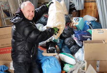 Küster Thomas Müller stapelt alle Spenden für die Kleidersammlung im Engelbosteler Martinskirchturm.