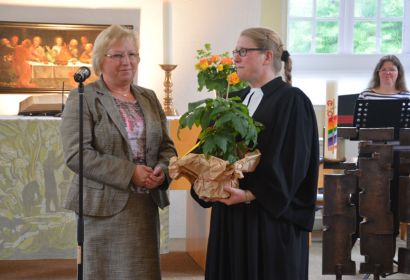 Für einen Baum reicht der Platz im neuen Garten nicht aus, also übergab Karin Ernst als Willkommensgeschenk eine Tomatenpflanze an Wibke Lonkwitz. Foto: Andrea Hesse