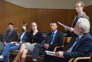 Moderator Michael Stier (von rechts), Dr. Stephanie Springer und Dr. Michael Siebrecht kamen mit Richterinnen, einer Gerichtsvollzieherin und interessierten Zuhörern ins Gespräch. Foto: Andrea Hesse