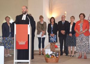Mit einem Korb voller regionaler Köstlichkeiten aus seiner neuen Heimat begrüßte der Kirchenvorstand Pastor Fabian Gartmann. Foto: Andrea Hesse