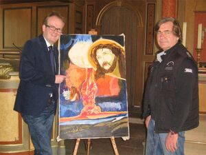 Norbert Papperitz brachte Pastor Rainer Müller-Jödicke für die Engelbostler Gottesdienste der Karwoche Bilder seines verstorbenen Bruders in die Martinskirche.