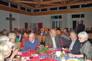 Das Thema des St. Petri-Forums „Auslaufmodell Friedhof?" stieß auf großes Interesse und sorgte für einen übervollen Gemeindesaal. (Foto: Renate Tiffe)