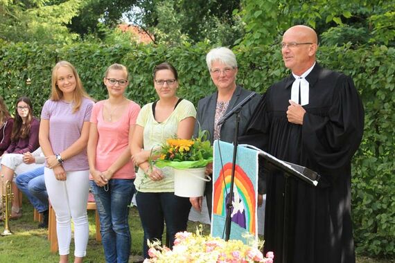 Superintendent Holger Grünjes (von rechts) begrüßt die neue Leiterin der Kindertagesstätte Brelingen, Beate Przybilla und deren neue Mitarbeiterinnen Lena Linne, Sarah Nielinger und Annika Steinfurth. Foto: Friedrich Bernstorf