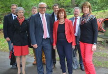Martina Schreiber (rechts) führte Frank-Walter Steinmeier und seine Begleiter durch den Garten der Emmaus-Kita. Foto: A. Hesse