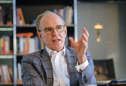 Landesbischof Ralf Meister wirbt eindringlich für den Schutz der Demokratie. Foto: Jens Schulze