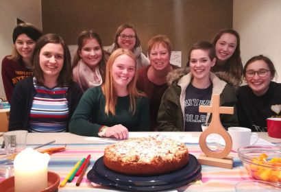 Die Teilnehmerinnen der Schreibwerkstatt mit Diakonin Anna Thumser und Referentin Carolin Dörmbach (hinten Mitte).