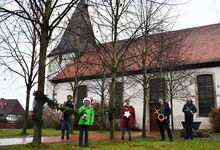 Vikar Hendrik Hundertmark (von links), Jarne Weihe, Christiane Kiesé, Diakon Merlin Langrehr und Pastor Rainer Müller-Jödicke freuen sich auf den etwas anderen Adventskalender der Martinskirchengemeinde. Foto: Louisa Langrehr