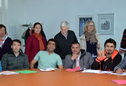 Regelmäßig kommen Frauen und Männer aus den Langenhagener Flüchtlingsunterkünften zum Deutschunterricht ins Gemeindehaus. Foto: Andrea Hesse