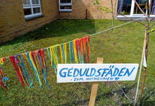 Bunte Geduldsfäden flattern in der Matthias-Claudius-Gemeinde im Wind. Foto: Gerlinde Greeske