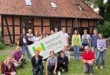 Jugendliche aus St. Michaelis kamen mit Vertretern der Henstorf-Stiftung am Grill zusammen. Foto: Thorsten Buck