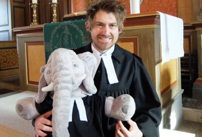 Vikar Hendrik Hundertmark predigt gemeinsam mit seinem Elefanten. Foto: Rainer Müller-Jödicke