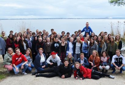 Vor schöner Kulisse am Steinhuder Meer: die Teilnehmenden mit Teamerinnen und Teamern. Foto: Dorothee Lüdeke