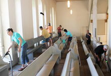 Zahlreiche helfende Hände waren beim Kirchenputz in Brelingen aktiv. Foto: Friedrich Bernstorf