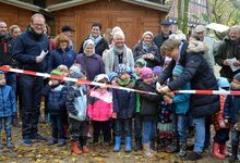 Mit Heckenschere und etwas Geduld: Gleich wird das neue Außengelände freigegeben. Foto: Andrea Hesse
