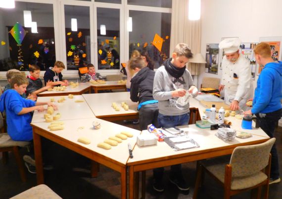 Konfirmandinnen und Konfirmanden backten gemeinsam mit Bäckermeister Harald Luther Marzipanbrote. Foto: Frank Foerster