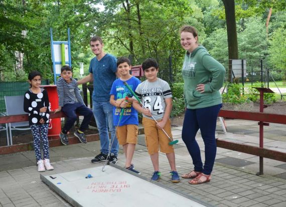 Spaß auf dem Minigolf-Platz am Silbersee: Annika Kruse und Pascal Steidel mit ihren Sprachferienkindern. Foto: Andrea Hesse