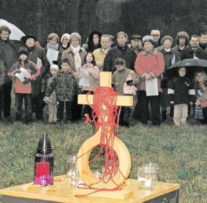 Die Besucher lassen sich am Heiligen Abend nicht vom Nieselregen abschrecken und kommen zum Gottesdienst auf dem Feld, den die evangelische Jugend und Pfadfinder organisieren.