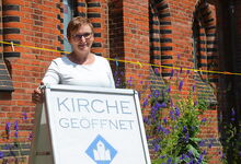 Pastorin Bettina Praßler-Kröncke weist darauf hin, dass auch die Elisabethkirche in Langenhagen ihre Türen verlässlich für Gäste öffnet. Foto: Andrea Hesse