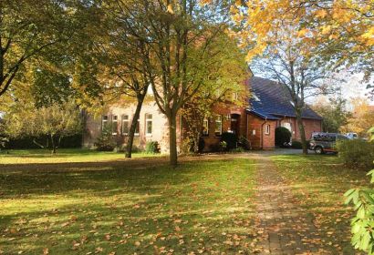 Der weitläufige Pfarrgarten in St. Nikolai bietet sich für die Andacht unter freiem Himmel an. Foto: Stefan Töpfer