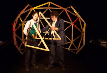 Die Schauspieler Lukas Ullrich und Till Florian Beyerbach in ihrem Bühnenbild, das das sich während des Stückes kontinuierlich verändert. Foto: Joris Haas, Eure Formation