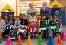 Martina Schreiber (hinten von links), Christoph Goldbaum, Dr. Brunhild Schrader-Olms und Heike Oberwelland freuten sich mit den Kindern über die farbenfrohen Ranzen.