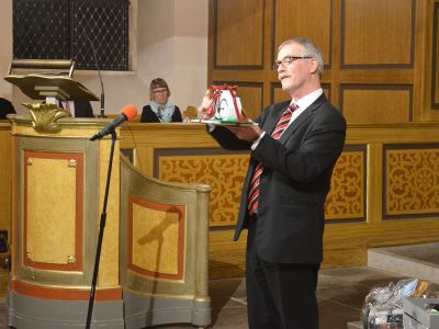 Michael Brodermanns überreichte ein Geschenk der Kirchenkreiskonferenz. Foto: Andrea Hesse