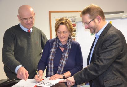 Anke von Garmissen im Gespräch mit Hans-Günter Schoppa (rechts) und Superintendent Holger Grünjes. Foto: Andrea Hesse