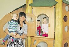 sie probieren das neue Märchenhaus in der Krippe gleich mal aus: Paula (1, von links), erzieherin lydia Frank, leon (2) und Marit (3). Foto: Jarolim-Vormeier