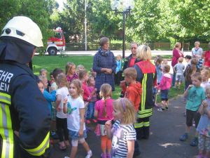 Nach dem Schrecken einen Lutscher – die Feuerwehr war zum Probealarm in der Kita Engelbostel.