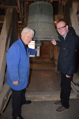 Sie wollen die „Stimme Engelbostels“ erhalten: Rainer Müller-Jödicke und Günther Kisselbach neben der Glocke aus dem Jahr 1651. Foto: A. Hesse
