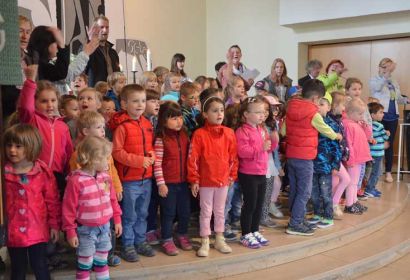 Mit dem gemeinsam gesungenen Lied „Wir feiern heut ein Fest“ eröffneten die Kinder der Kita Zum Guten Hirten den Gottesdienst. Foto: Andrea Hesse