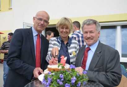 Zum Eröffnungsfest gab es eine Torte mit Fuchs und Eichhörnchen aus Marzipan – Ina Dörel durfte sie gemeinsam mit Superintendent Holger Grünjes und Bürgermeister Friedhelm Fischer anschneiden. Foto: Andrea Hesse