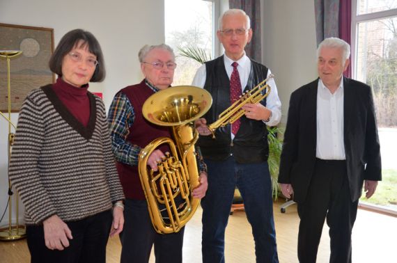 Gründungsmitglieder des Posaunenchors (von links): Hildegard Weis, Ernst Schmidt, Gerhard Brase aus Fuhrberg und Heinz-Gerhard Weis. Foto: Andrea Hesse