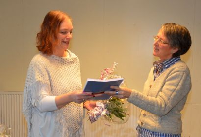 Kirchenvorsteherin Dagmar Dannenfeld (rechts) überreichte Silke Kuschel-Schenk zum Abschied den Visitationsbericht der Brelinger Kirchengemeinde, in dem die Arbeit der Kita gewürdigt wird. Foto: Andrea Hesse