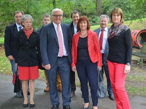 Martina Schreiber (rechts) führte Frank-Walter Steinmeier und seine Begleiter durch den Garten der Emmaus-Kita. Foto: A. Hesse