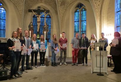 Geschafft! Jugendliche aus dem Kirchenkreis nahmen im Gottesdienst in St. Petri ihre Zertifikate entgegen. Foto: Werner Bürgel