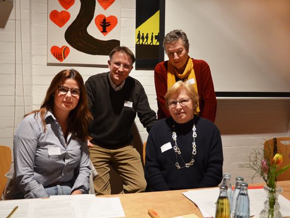 Der Vorstand der Kirchenkreissynode mit Lea Wierutsch, Tilmann de Boer, Karin Ernst (vorne) und Marion Doering. Auf dem Bild fehlt Dr. Bastian König. Foto: Andrea Hesse