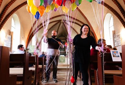 Luftballons mit guten Wünschen durfte Ramona Baum in der Mellendorfer Kirche einsammeln. Foto: Kjell Raschke