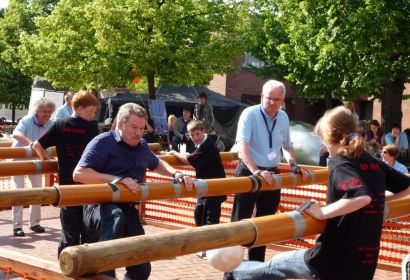 Bürgermeister Friedhelm Fischer und Superintendent Martin Bergau am "Riesenkicker".