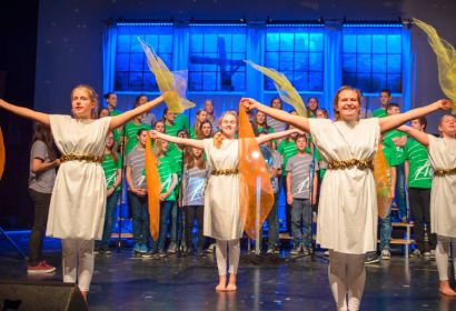 70 motivierte Teenager und eine junge, peppige Live-Band auf der Bühne. Foto: Adonia e.V.