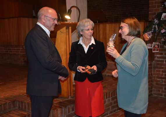 Dank für einen engagierten Vortrag (von links): Dr. Ulrich Schneider, die KV-Vorsitzende Elke Zach und Monika Gotzes-Karrasch, Langenhagens 1. Stadträtin. Foto: Andrea Hesse