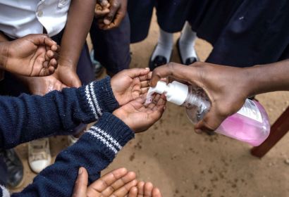 Weltweit engagiert sich die Diakonie Katastrophenhilfe, um die Ausbreitung des Corona-Virus einzudämmen. Foto: Siegfried Modola, DKH