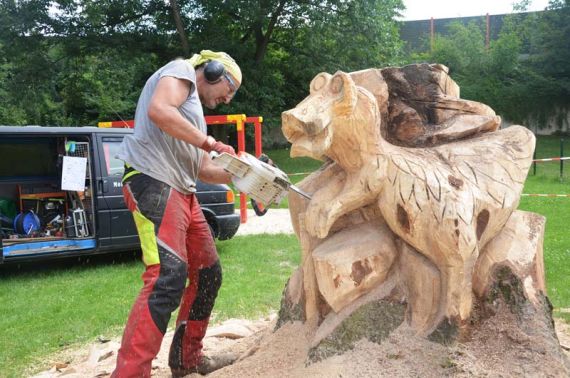 Martin Bode bei der Arbeit im Garten der Emmaus-Kita. Foto: Andrea Hesse