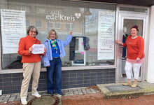 Heidrun Zeilbeck (von links), Kirstin Steinmeier und Petra Thölke vom edelKreis-Team vor dem Nachhaltigkeitsschaufenster in Großburgwedels Fußgängerzone. Foto: Andrea Hesse
