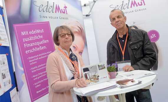 Heidrun Zeilbeck und Wolfgang Veth vom edelMut-Vorstand präsentierten das Projekt beim Fundraising-Festival. Foto: Isabell Massel