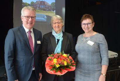 Einen großen Dank richteten Pastor Torsten Kröncke und Pastorin Bettina Praßler-Kröncke an Rosemarie von Lingen (Mitte). Foto: Andrea Hesse